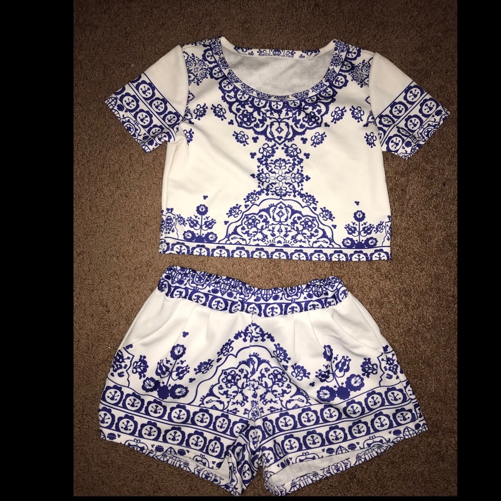 Blue and white patterned set